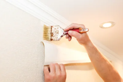 Pose de papier peint à Vèze — revêtements muraux et toiles de verre